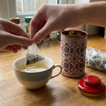 Té de hierbas con sabor portugués – Relajante y en lata roja con relieve