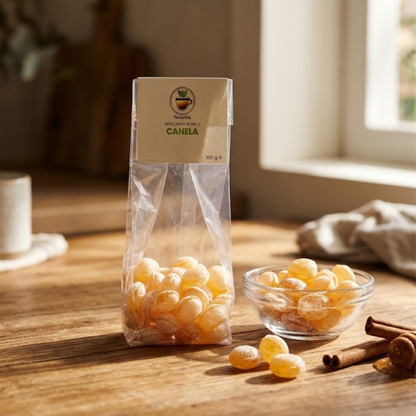 Saco de Rebuçados de Mel e Canela numa mesa de madeira, com rebuçados numa taça de vidro
