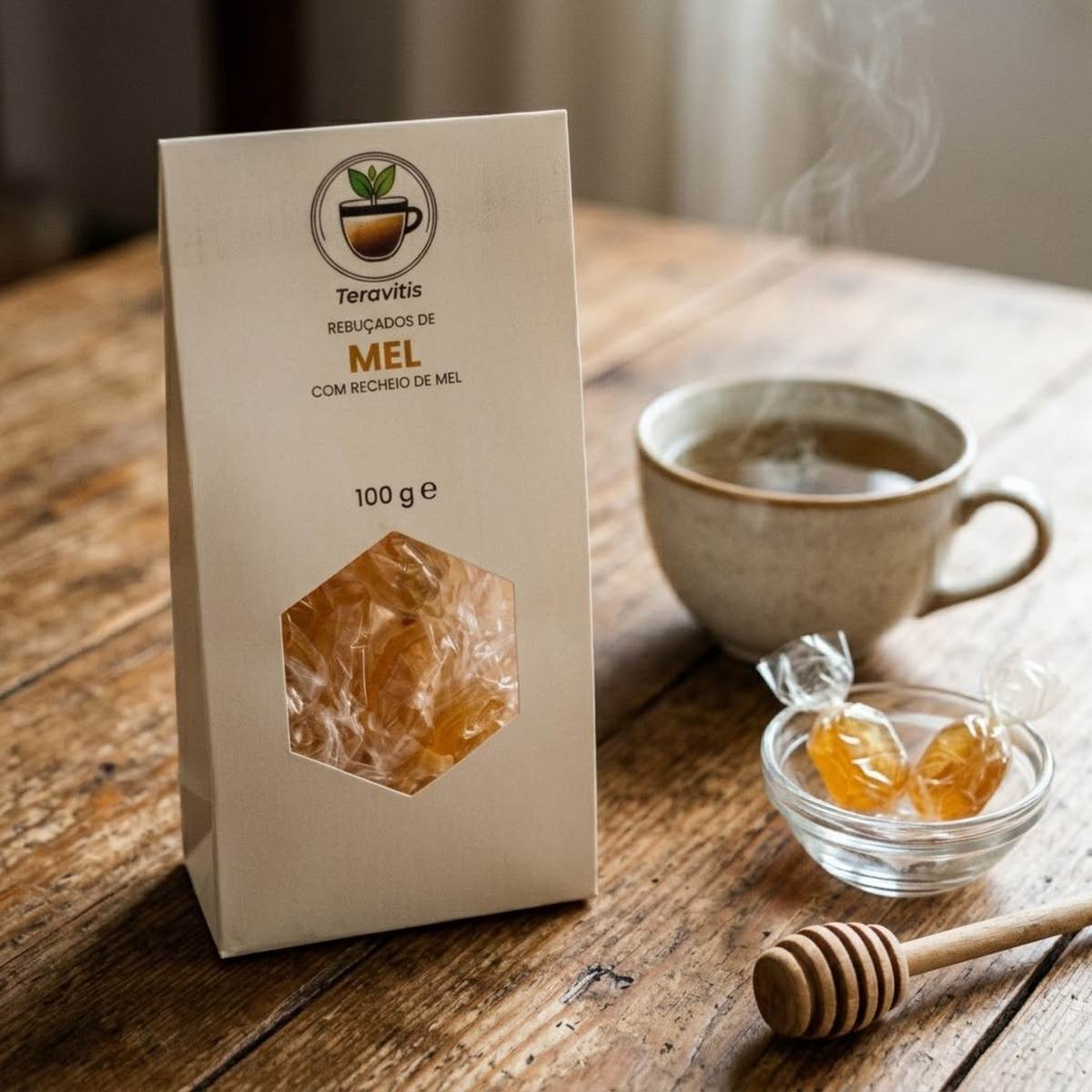 Saco de Rebuçados de Mel com Recheio de Mel Teravitis numa mesa de madeira, com chávena de chá e colher de mel